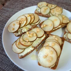 Брускетты с грушей