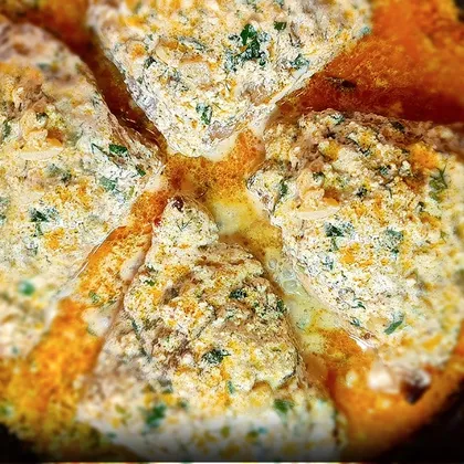 Жареная курица на сковороде в сливочно-чесночном соусе