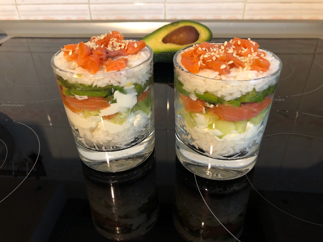 Салат с красной рыбой, рисом и авокадо: рецепт - Лайфхакер
