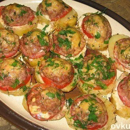 Вкуснейший картофель, запеченный с мясом и помидорами