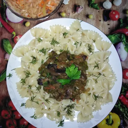 Фарфалле с овощами и грибами