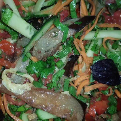 Салат из жареных баклажан и свежих овощей