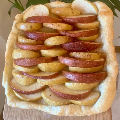 Пирог из слоеного теста с яблоками в духовке