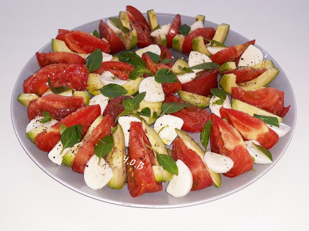 Салат Капрезе с авокадо