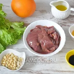 Теплый салат с куриной печенью и апельсинами