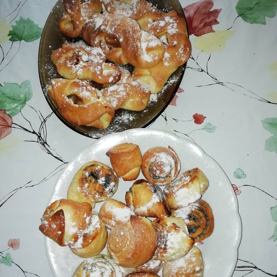 Булочки с яблочным вареньем и с маком 😋