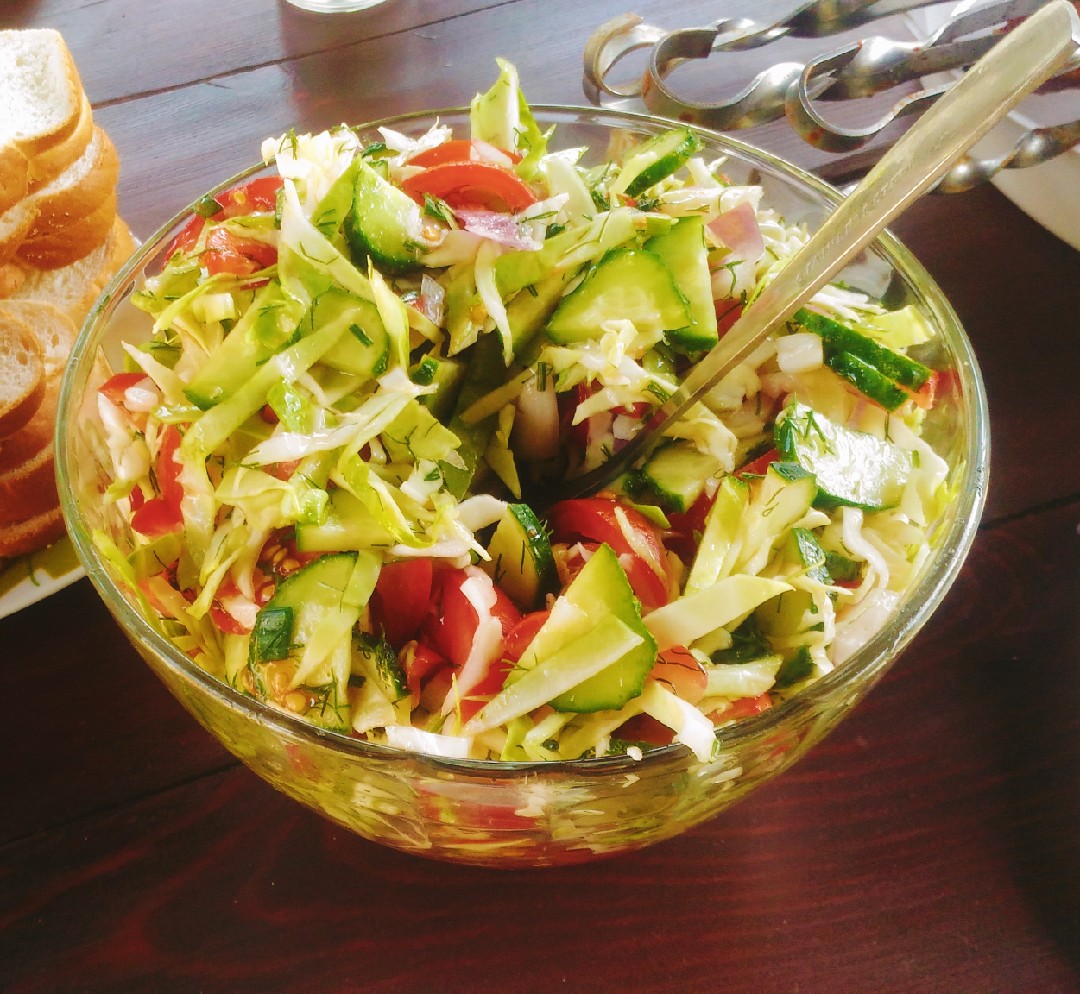 Капустный салат с огурцом и помидором