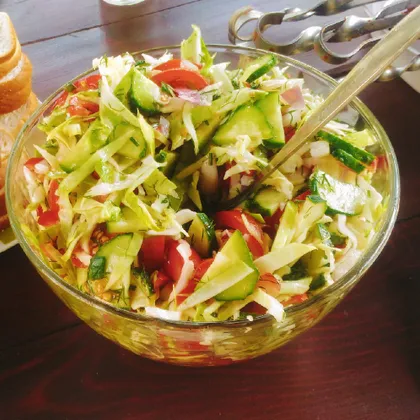 Капустный салат с огурцом и помидором