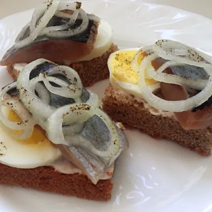 Бутербродики с отварным яйцом, соленой селедочкой и маринованным