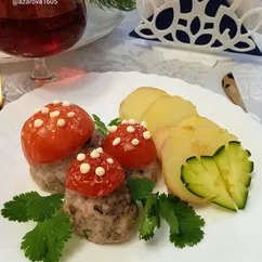 Горячая закуска из курицы с грибами и помидорами