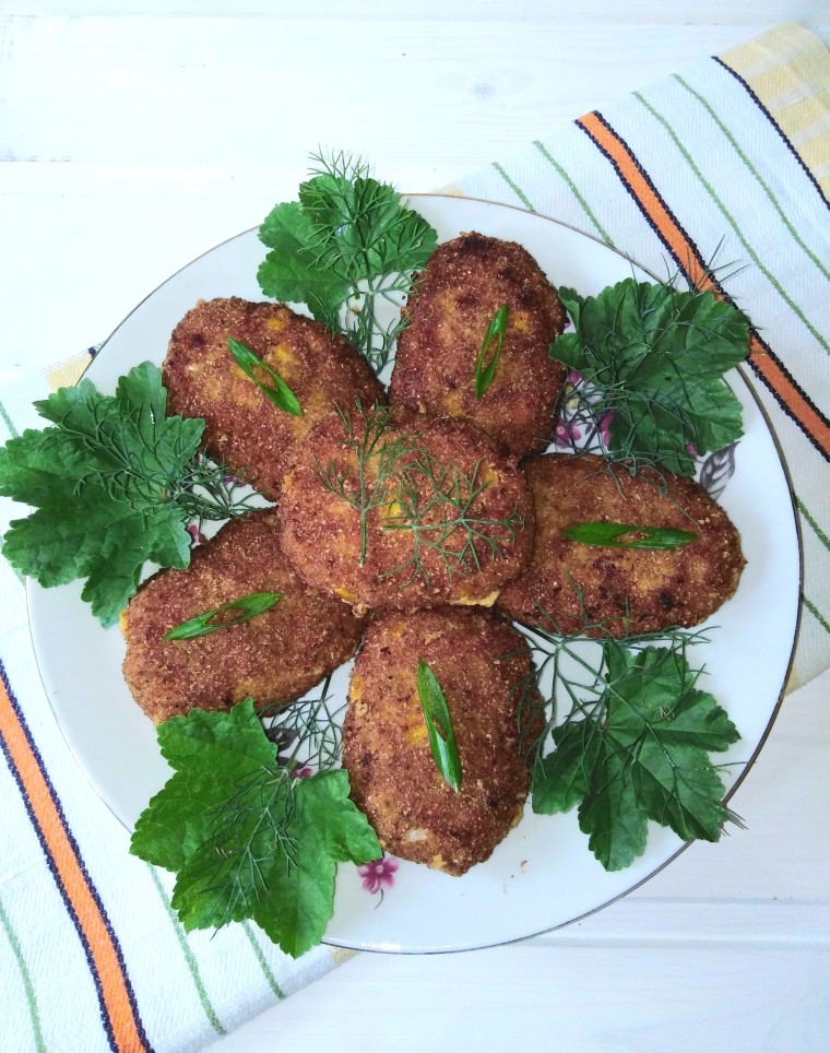 Котлеты из индейки с перцем и кукурузой