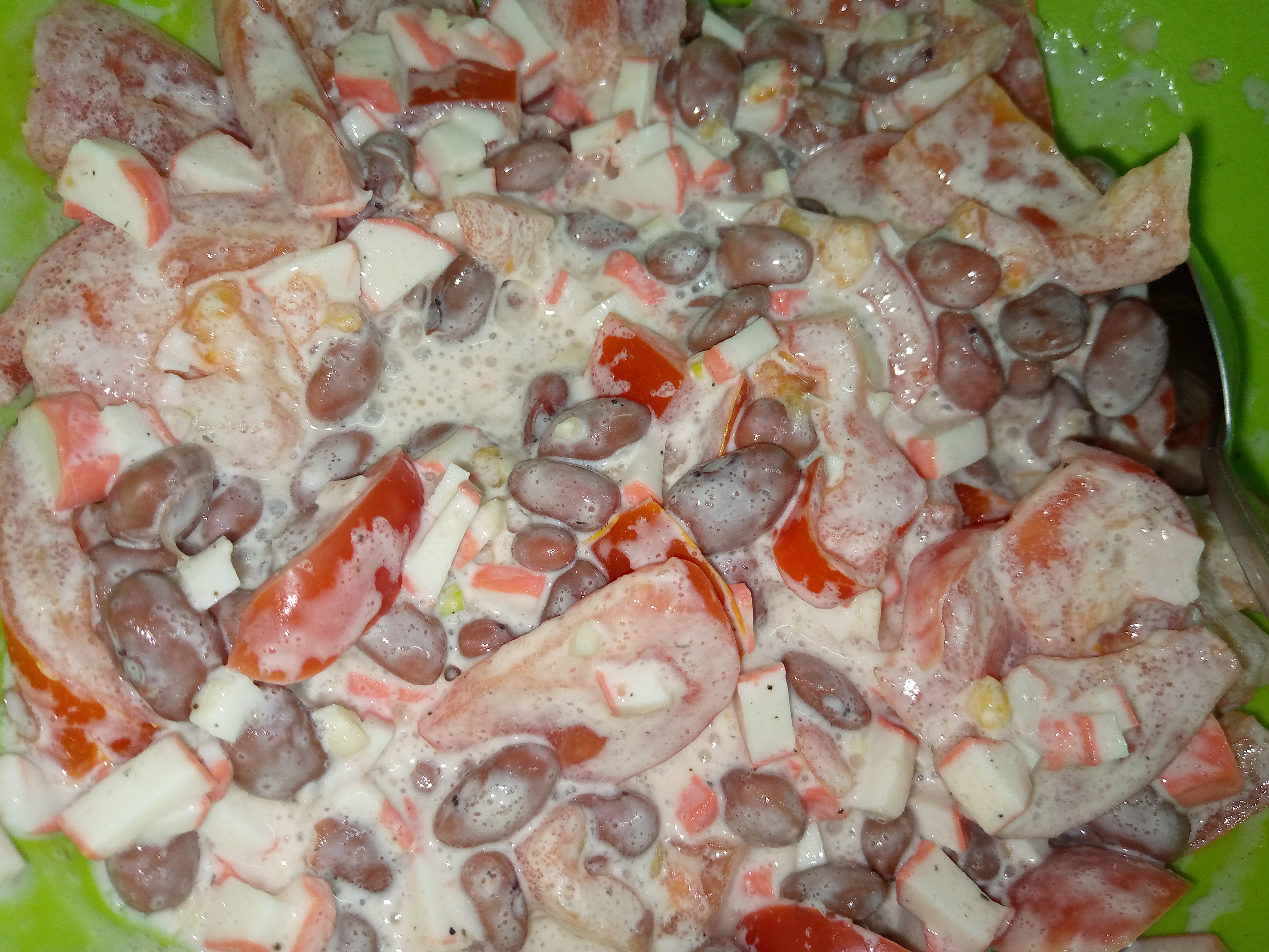 Салат с крабовых палочек и фасоли