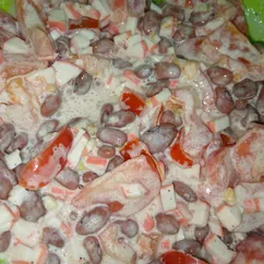 Салат с крабовых палочек и фасоли