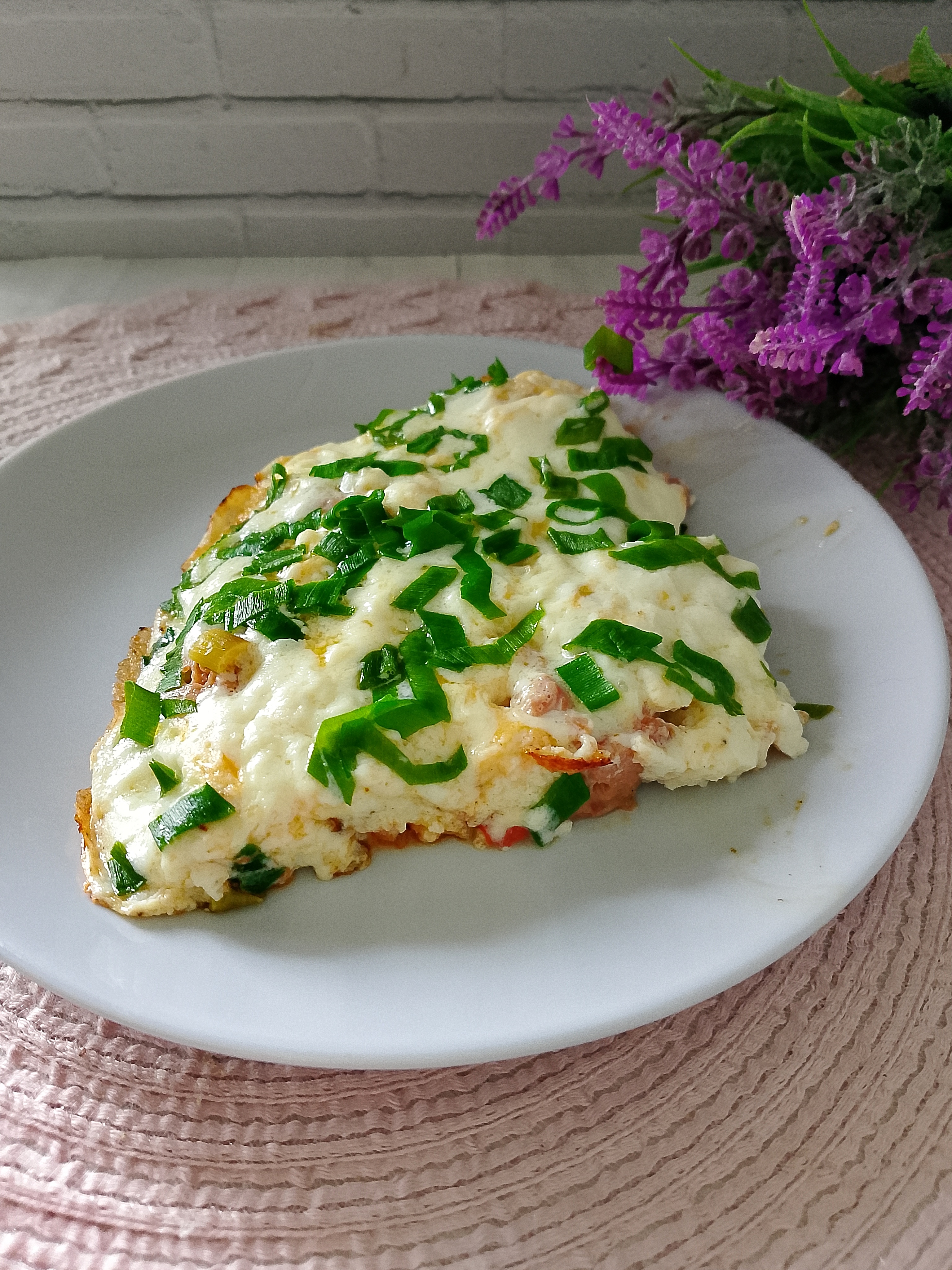 Омлет с черемшой, ветчиной из индейки и сыром