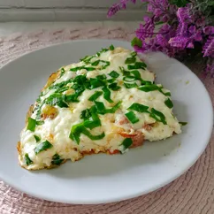 Омлет с черемшой, ветчиной из индейки и сыром