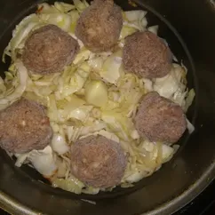 Капуста тушёная с чесноком и мясными шариками