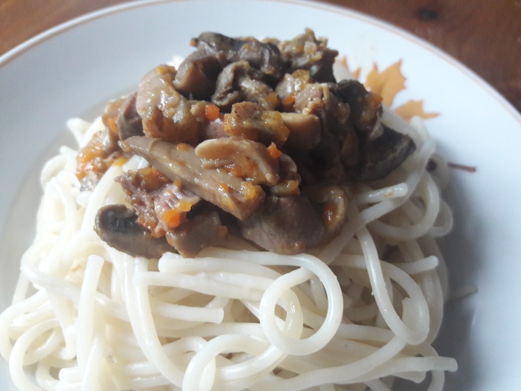 Куриные желудки и сердечки с грибами