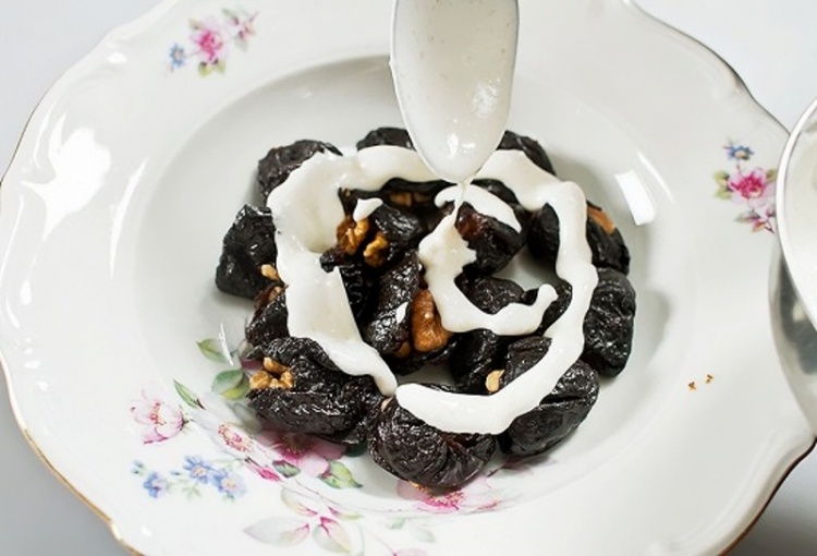 Десерт из чернослива с грецкими орехами
