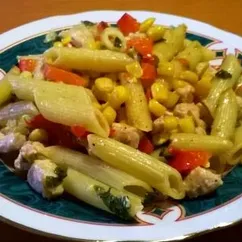 Макароны с куриным филе и овощами