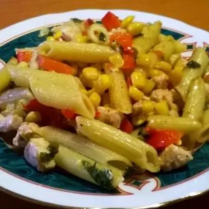 Макароны с куриным филе и овощами