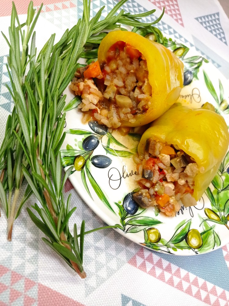 Овощные перчики с курицей и грибами