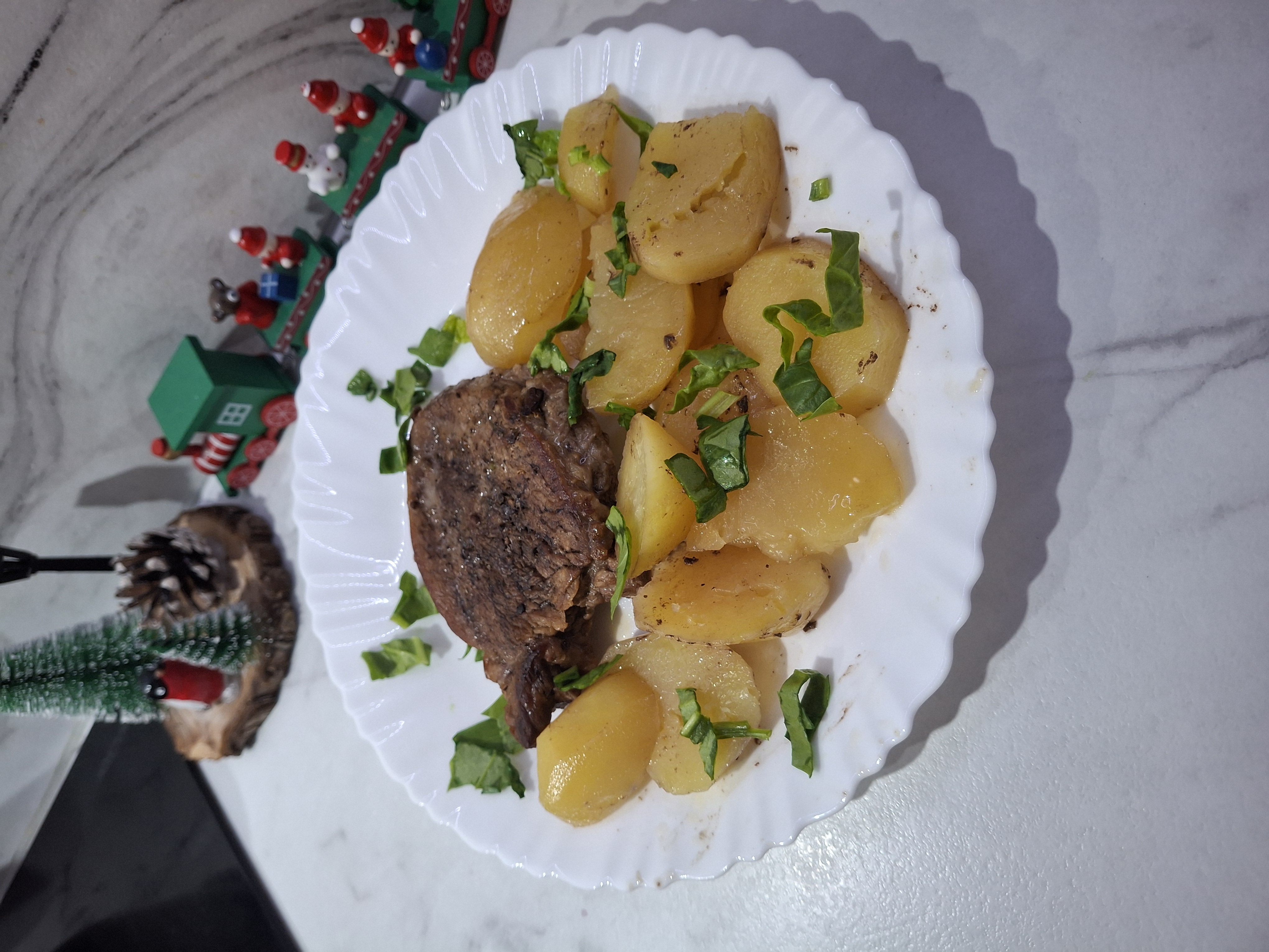 Стейки из говядины запечённые на картошке 