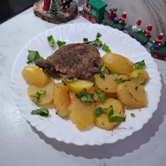 Стейки из говядины запечённые на картошке 