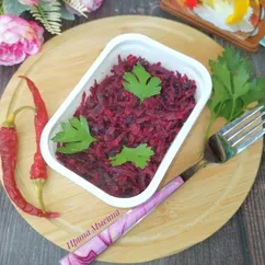 Салат из свежей свёклы и тыквенных семечек