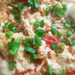 Омлет на молоке с помидорами и сыром 