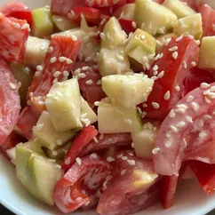 Салат с помидорами и яблоком 