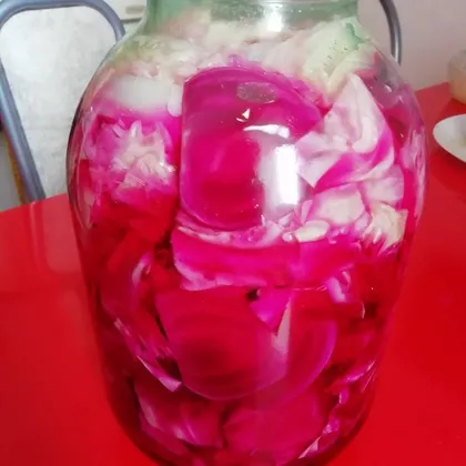 Хрустящая маринованная капуста в розовом маринаде (со свёклой)