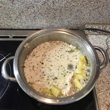 Тушёная картошка с курицей в сметанно-сливочном соусе