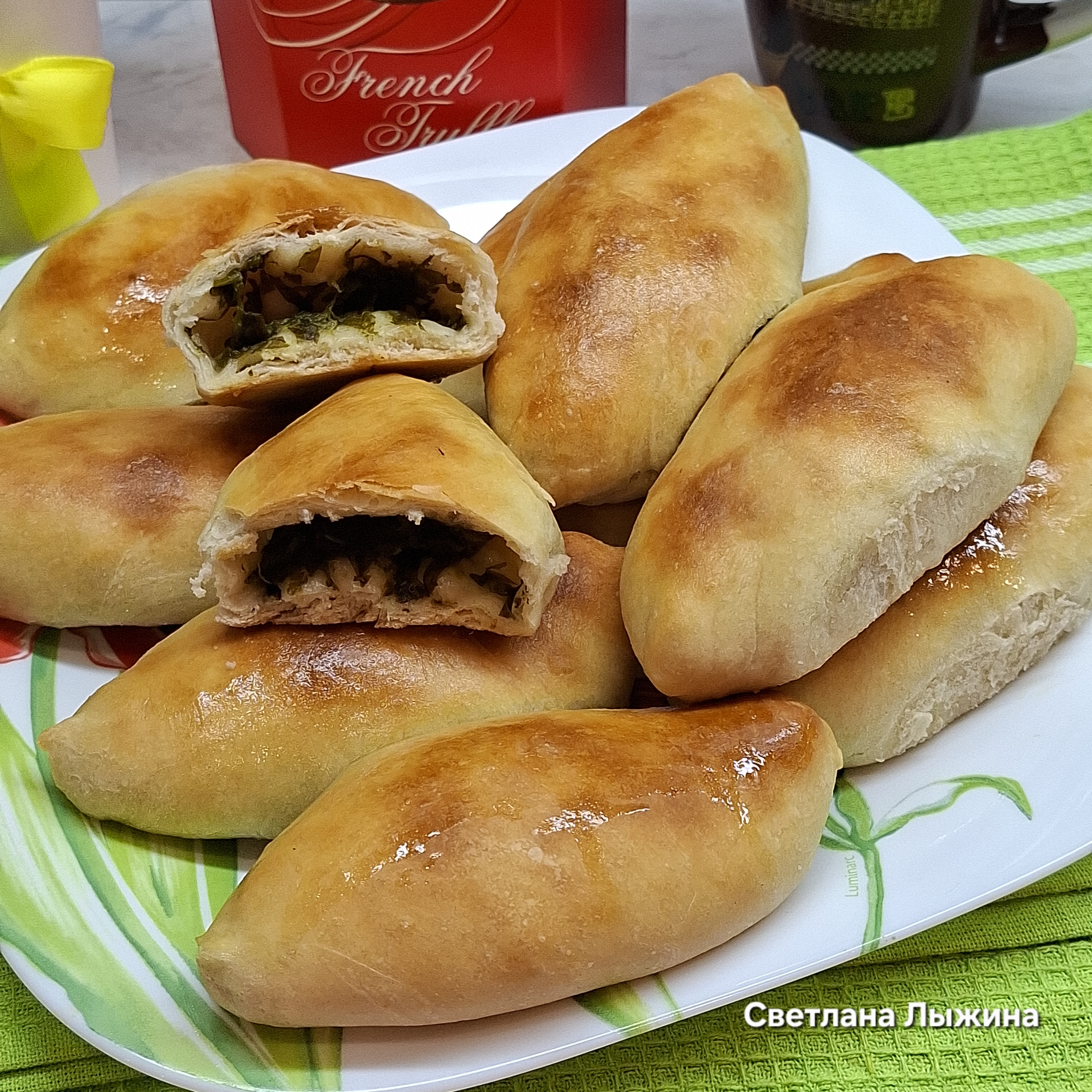 Пирожки с начинкой из щавеля в духовке