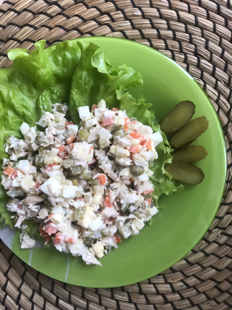 Салат оливье с курицей и яблоком