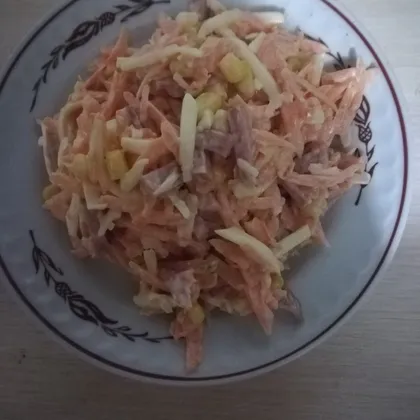Салатик со свежей морковью и колбасой