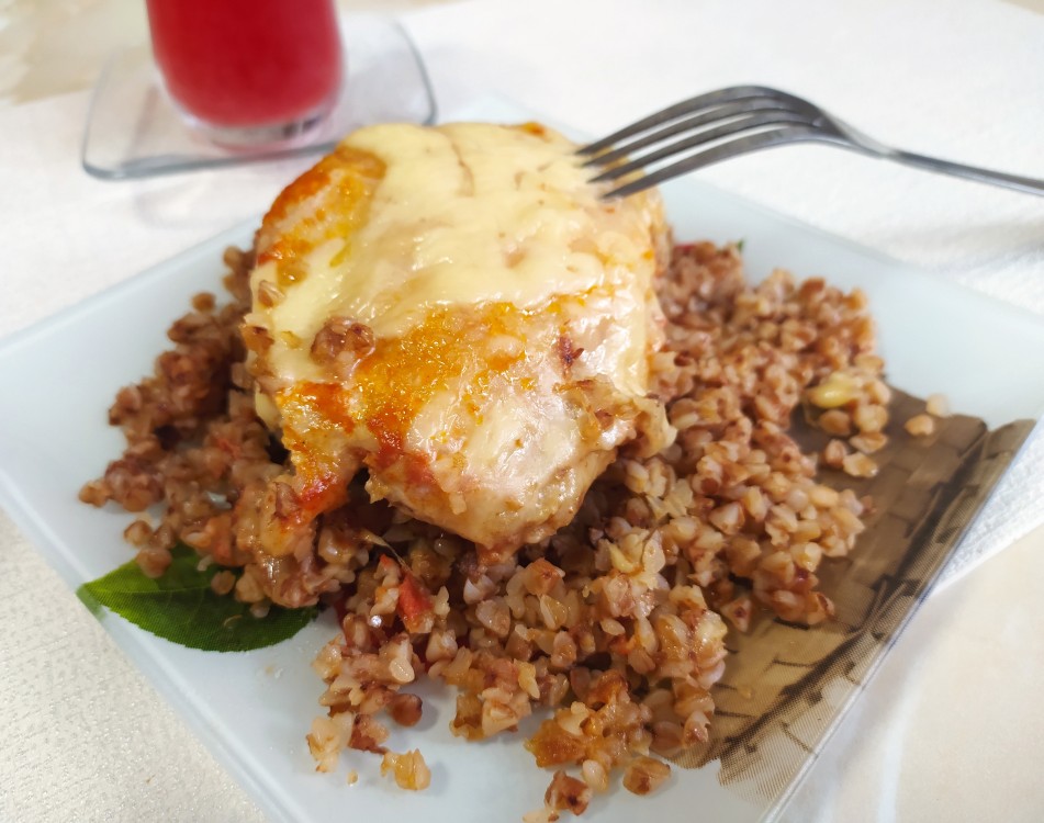 Запечëная курица на гречке