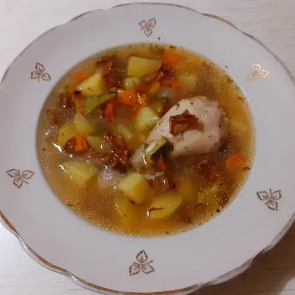 Суп на курином бульоне с лисичками