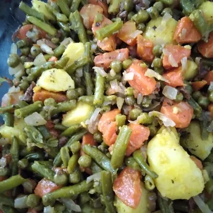 Красочное овощное рагу с грибами