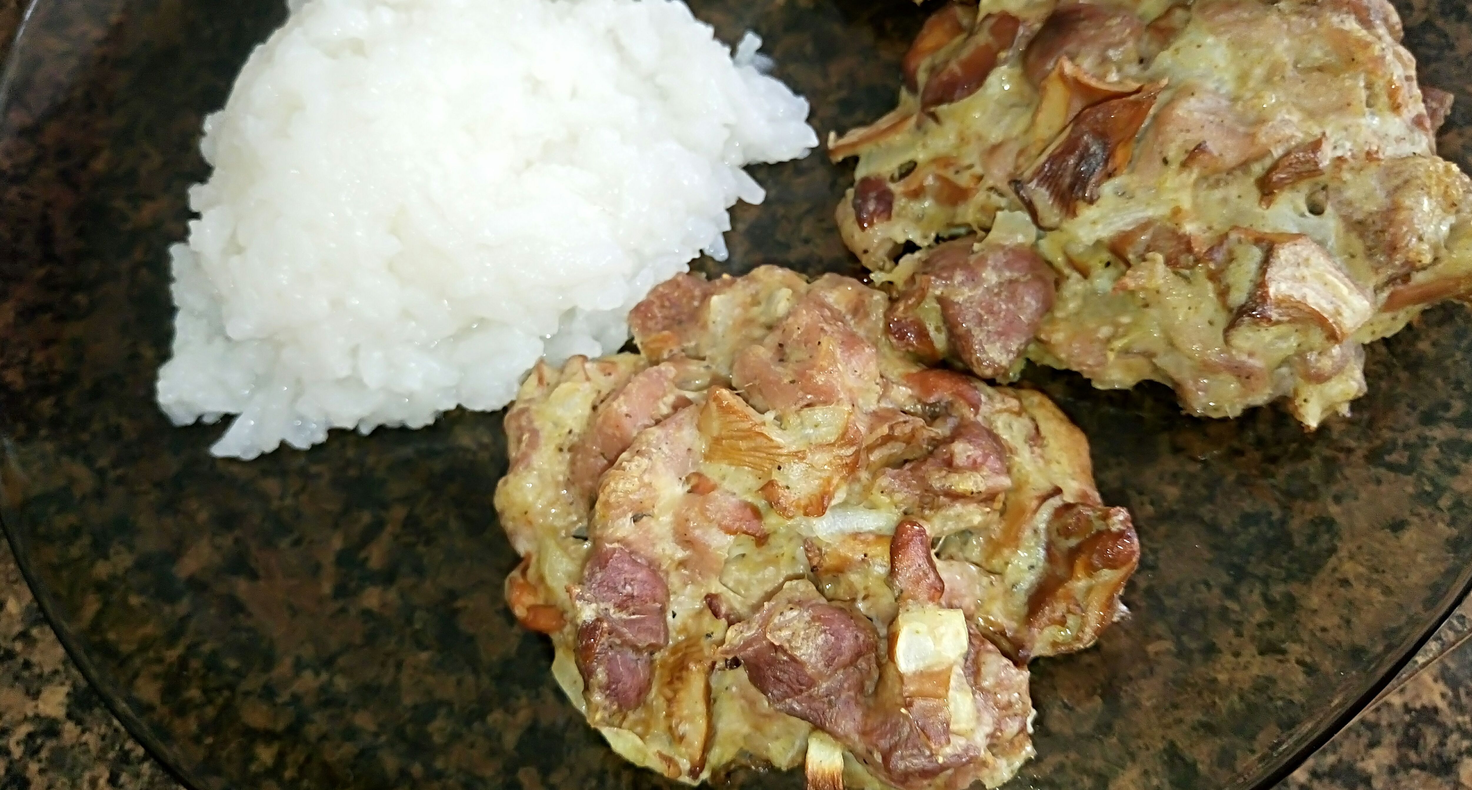 Потрясающие рубленные котлетки, поданные с рисом