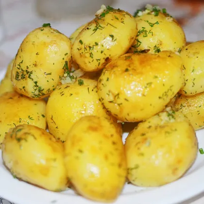 Молодой картофель с укропом и чесноком