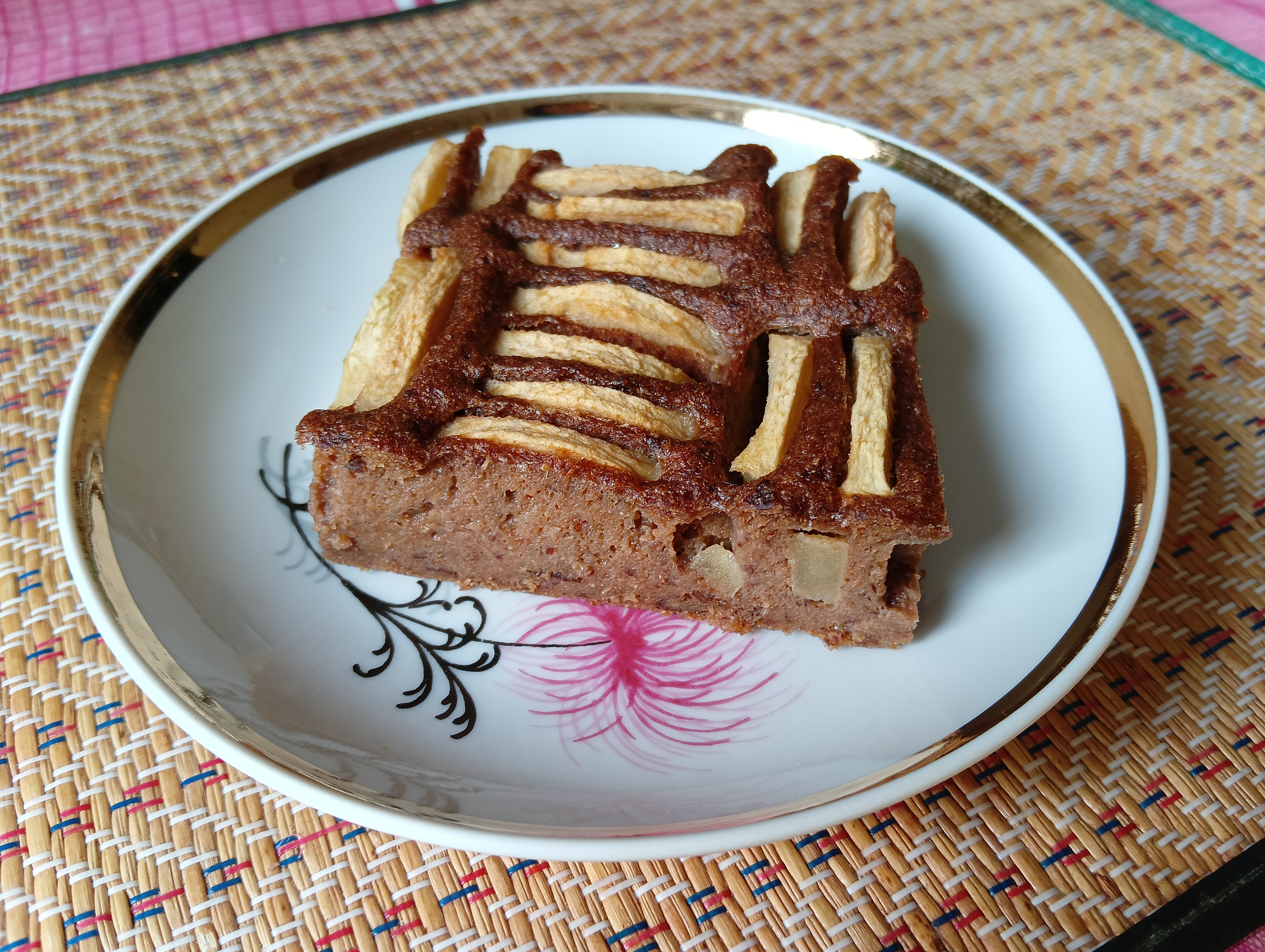Банановая шарлотка с черносливом из цельнозерновой муки без сахара