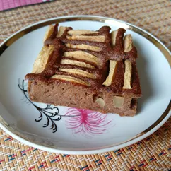 Банановая шарлотка с черносливом из цельнозерновой муки без сахара