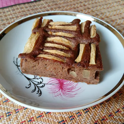 Банановая шарлотка с черносливом из цельнозерновой муки без сахара