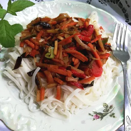 Жареные овощи с рисовой лапшой