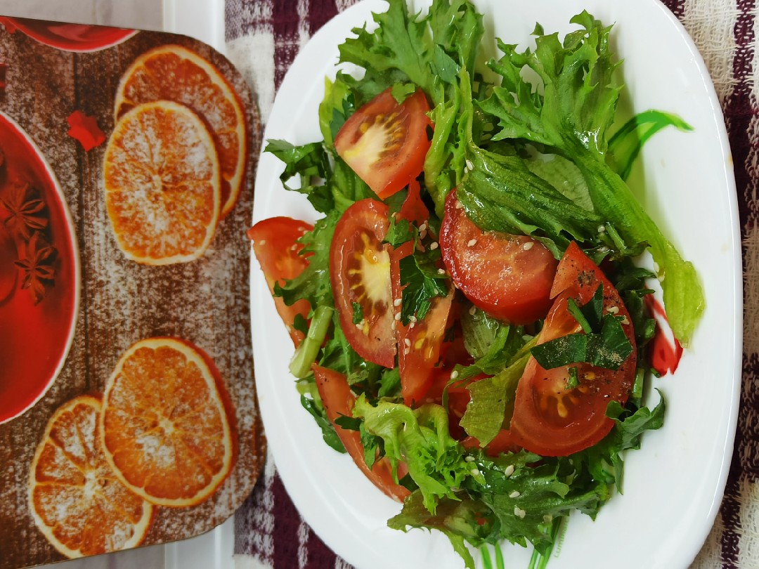 Салат с фриллисом и помидорами
