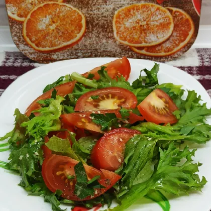 Салат с фриллисом и помидорами