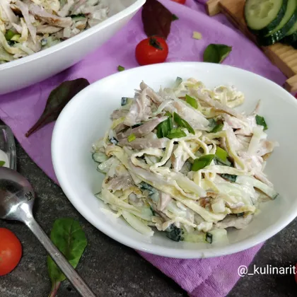 Салат с яичными блинчиками, копченой курицей и маринованными шампиньонами