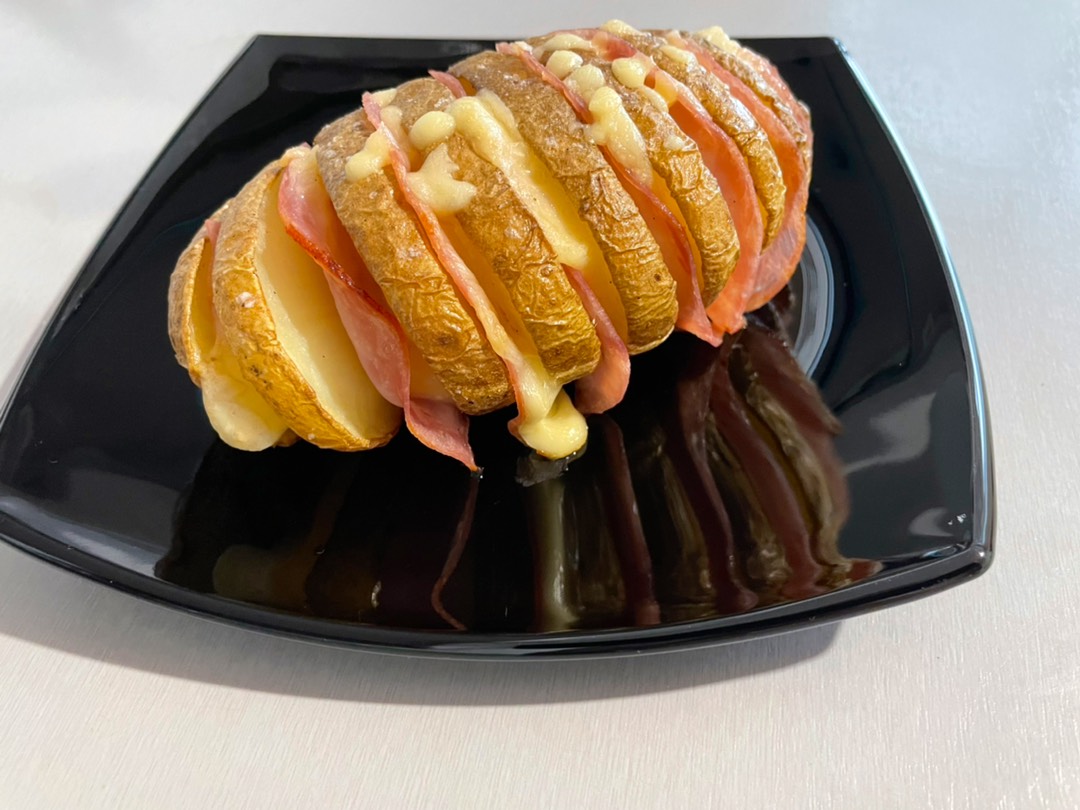 Картофель хассельбек, фаршированный колбасой и сыром