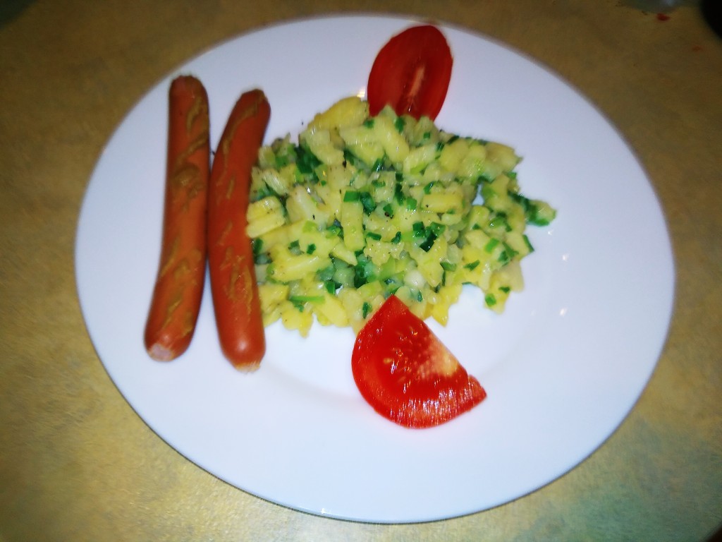 Жаренная картошка с зелёным луком и сосисками