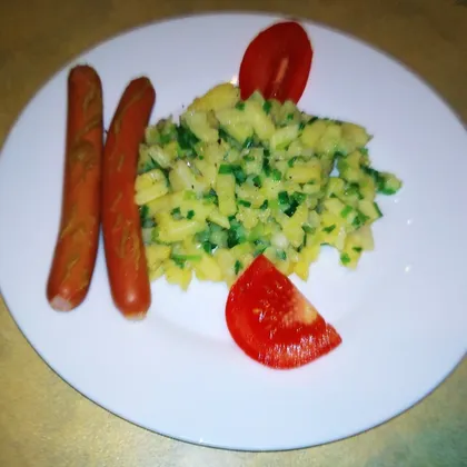 Жаренная картошка с зелёным луком и сосисками